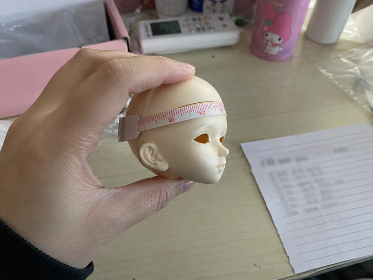 Head circumference check: A buyer measures head circumference at home before choosing the correct wig size.