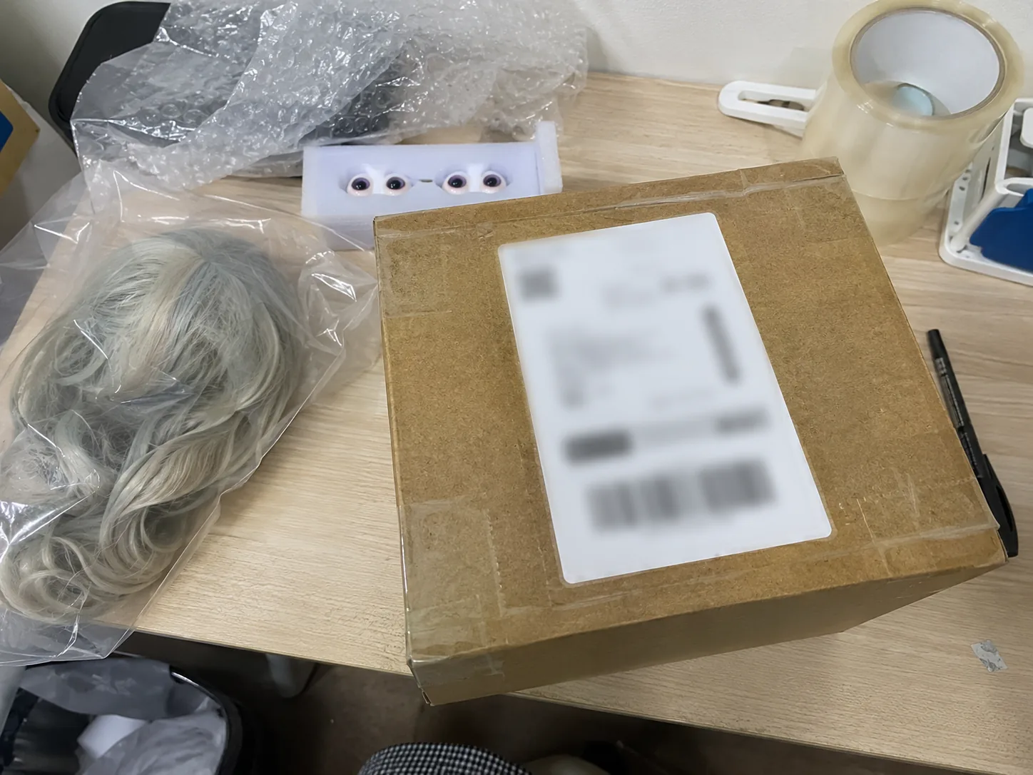 Chat proof and received parts: A blurred buyer chat next to received BJD parts, useful as visual proof for sourcing communication and delivery feedback.